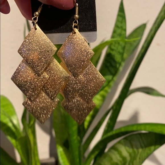 Gold dangle earrings - Picture 1 of 3